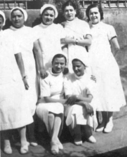 Ebe Lumetti con le compagne della Scuola di Ostetricia nel 1935