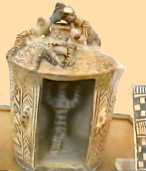 Tempietto fittile conservato<br>nel museo archeologico<br>di Eràclion