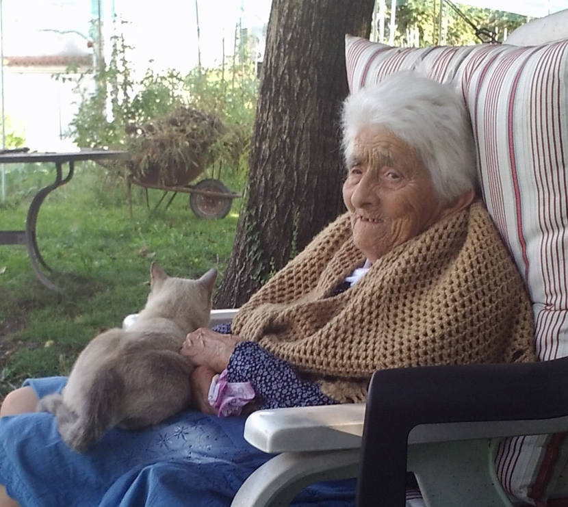 Ebe Lumetti ritratta nell’orto di casa all’età di 99 anni