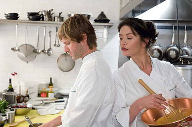 Kate (Catherine Zeta-Jones)<br>e Nick (Aaron Eckhart) in cucina