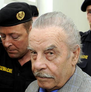 Joseph Fritzl tra i poliziotti